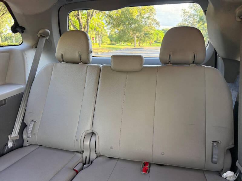 2016 Toyota Sienna XLE 7-Passenger Auto Access Seat