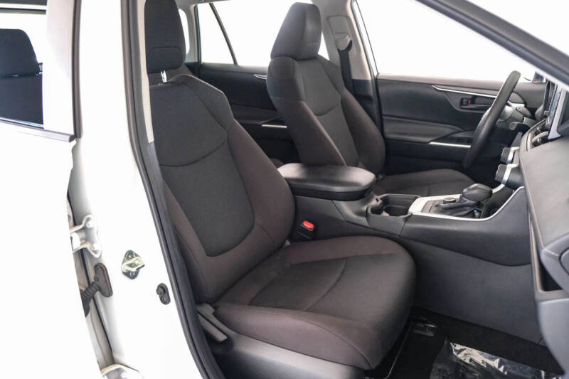 2020 Toyota RAV4 Hybrid LE