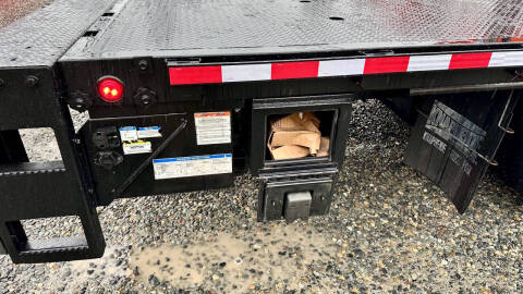 2015 Isuzu NRR  23' Flatbed + Lift Gate