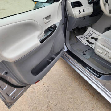 2013 Toyota Sienna LE 8-Passenger