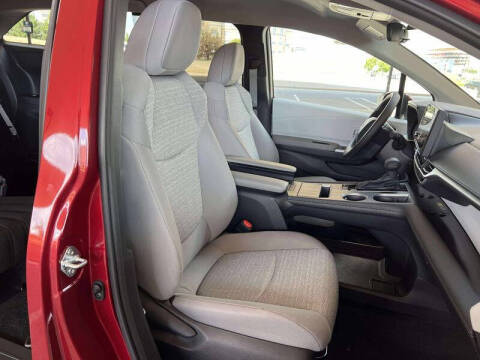 2025 Toyota Sienna LE 8-Passenger