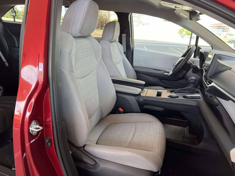 2025 Toyota Sienna LE 8-Passenger