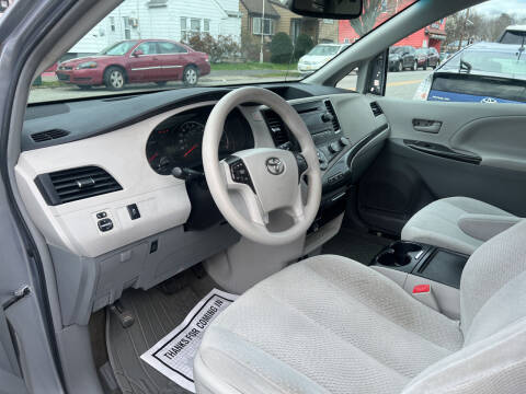 2012 Toyota Sienna LE 8-Passenger