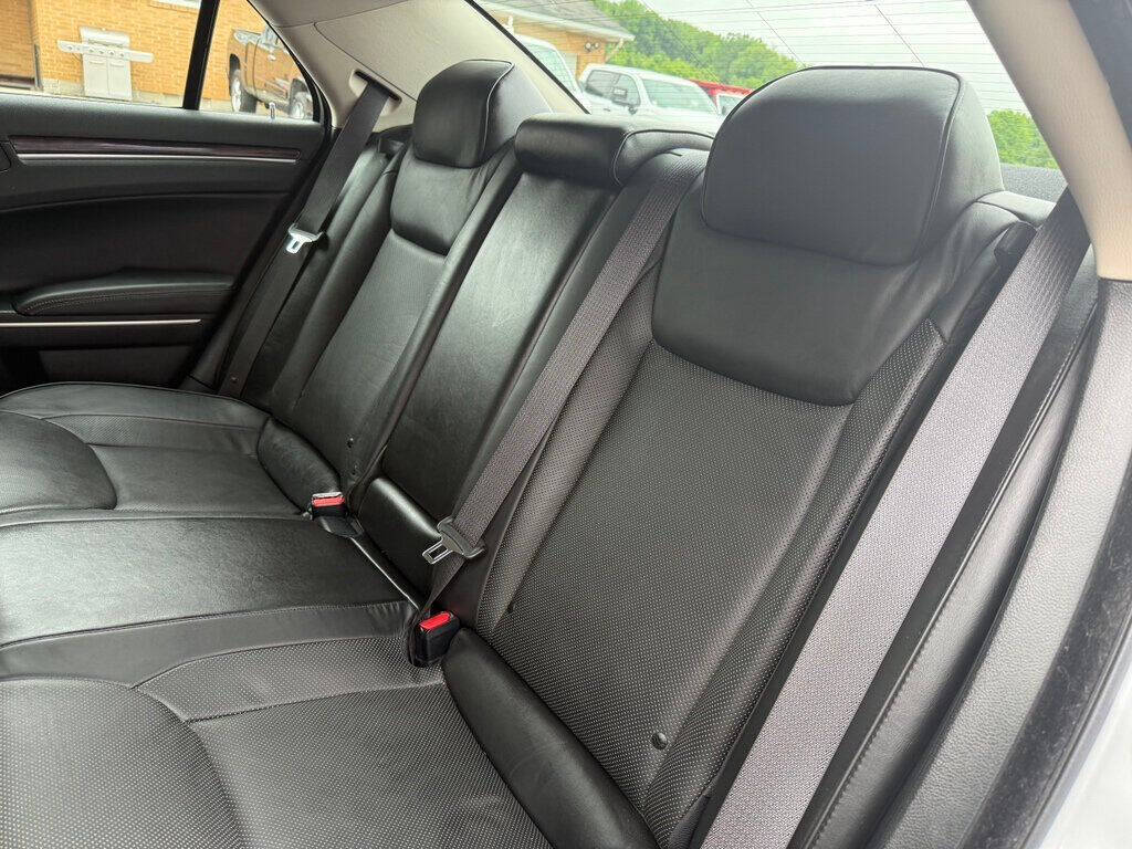 2019 Chrysler 300 32