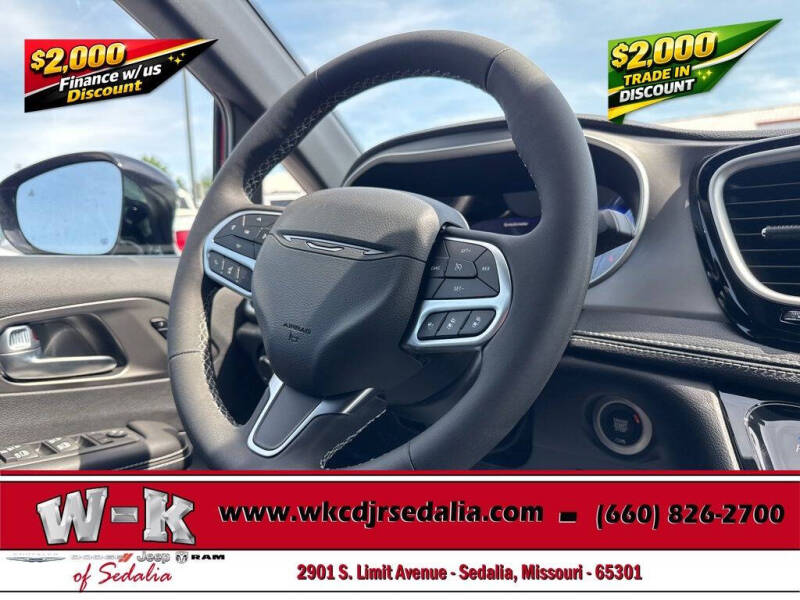 2027 Chrysler Pacifica Select