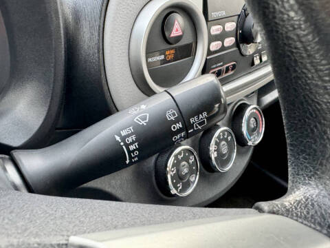 2013 Toyota Yaris 5-Door LE