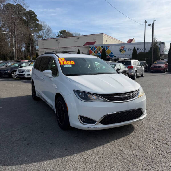 2017 Chrysler Pacifica Touring-L's photo