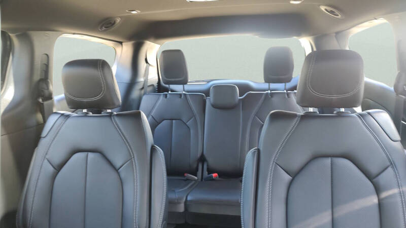 2027 Chrysler Pacifica Select