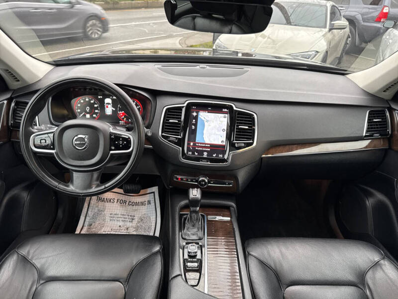 2016 Volvo XC90 T6 Momentum