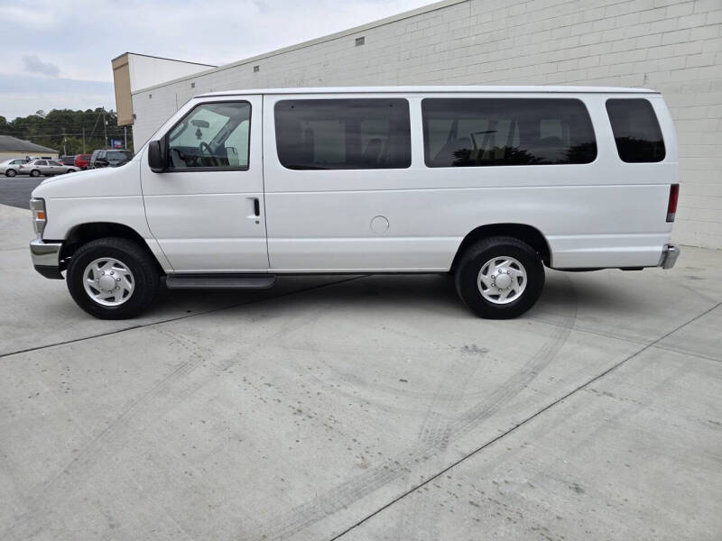 2013 Ford E-Series Econoline Wagon XLT photo 10