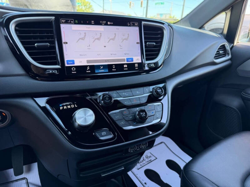 2025 Chrysler Pacifica Select