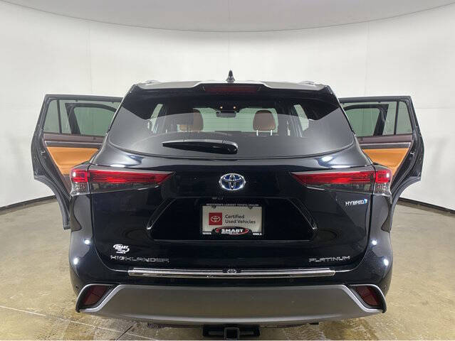 2022 Toyota Highlander Hybrid Platinum