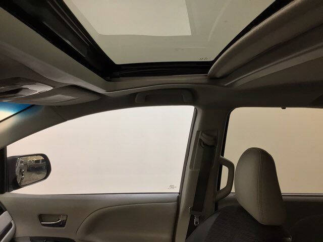 2012 Toyota Sienna SE 8-Passenger