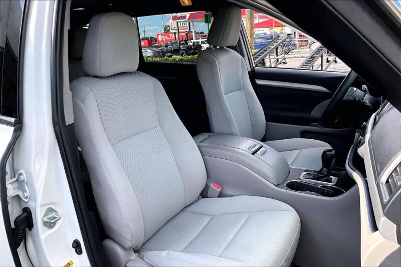 2019 Toyota Highlander LE