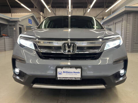 2022 Honda Pilot Touring w/Rear Captain's Chairs