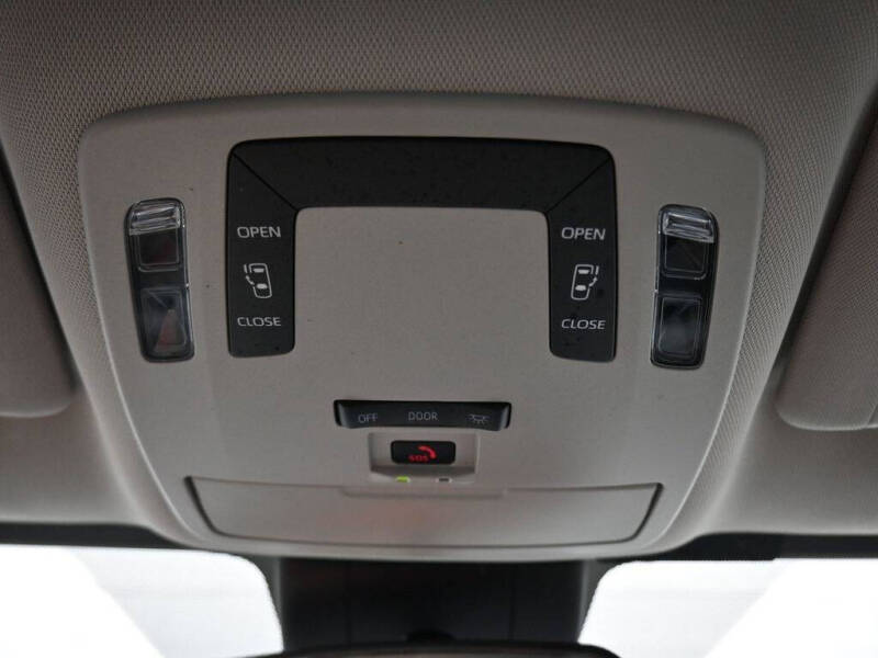 2022 Toyota Sienna LE 8-Passenger