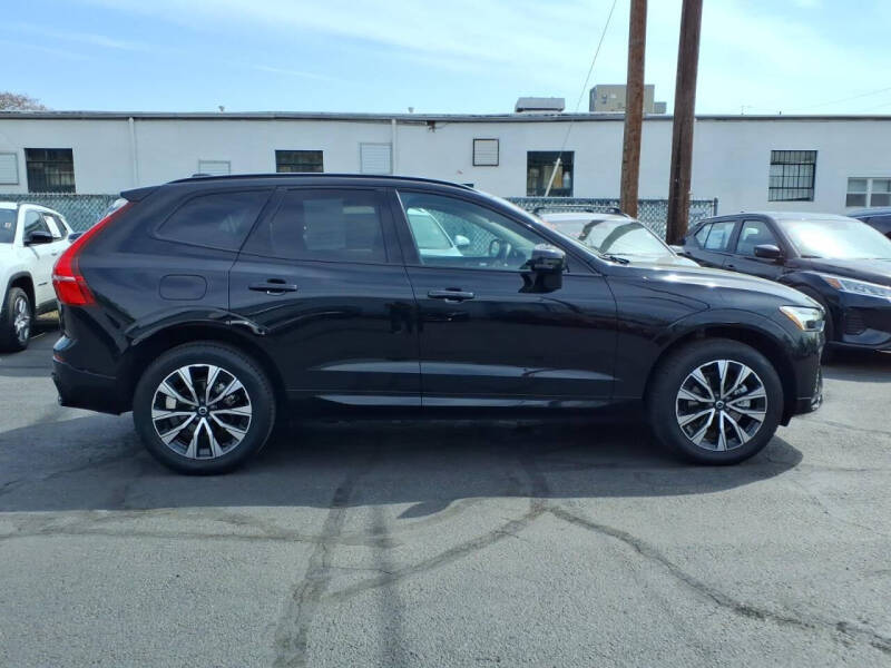 2025 Volvo XC60 B5 Core Dark Theme