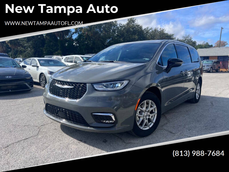 2025 Chrysler Pacifica Select's photo