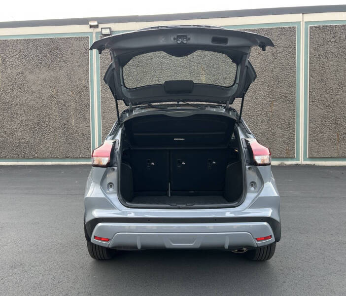 2023 Nissan Kicks SR