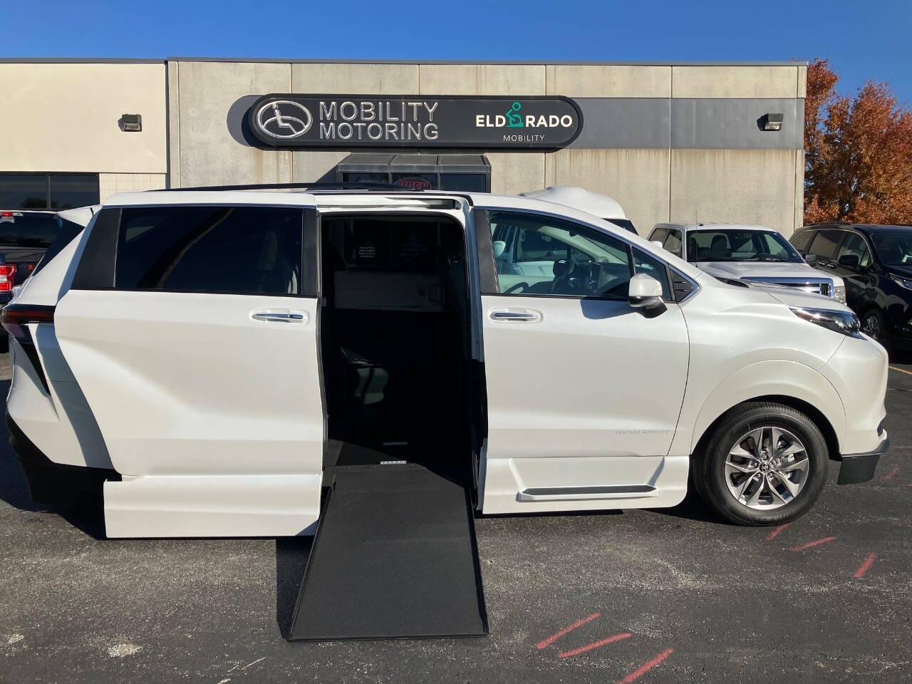 2025 Toyota Sienna XLE's photo