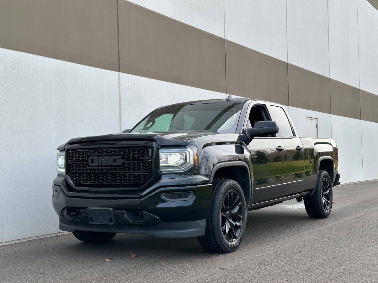 2018 GMC Sierra 1500 for sale at Phoenix Motor Co in Romulus, MI