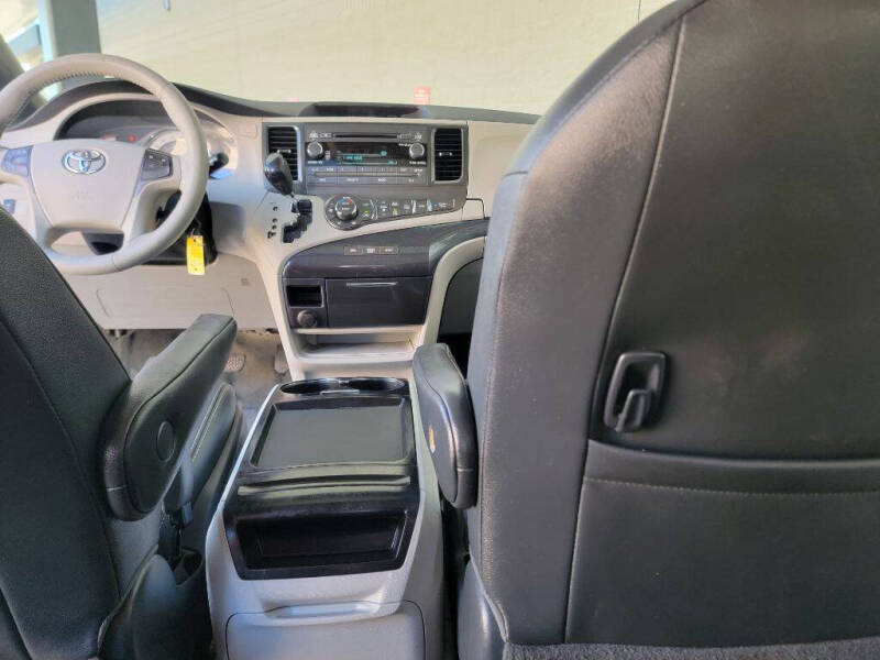 2011 Toyota Sienna SE 8-Passenger