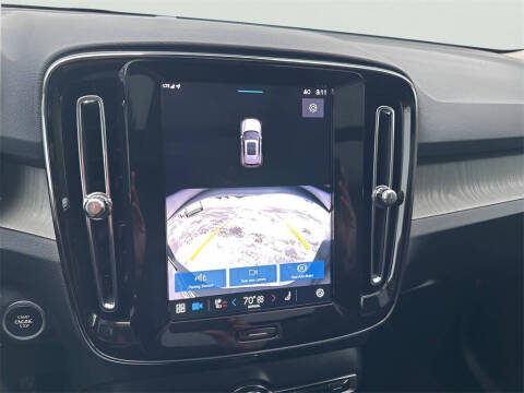 2025 Volvo XC40 B5 Core Bright Theme