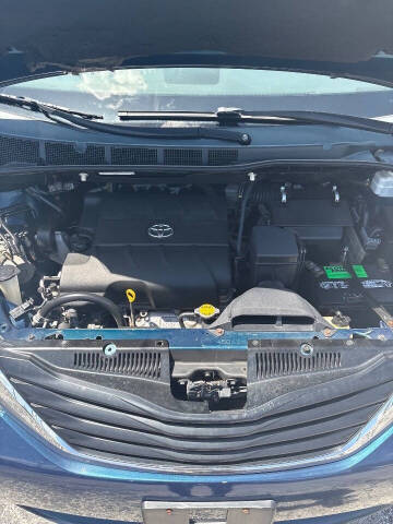 2011 Toyota Sienna LE 7-Passenger Auto Access Seat