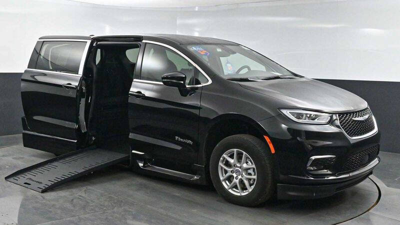 2025 Chrysler Pacifica Select's photo