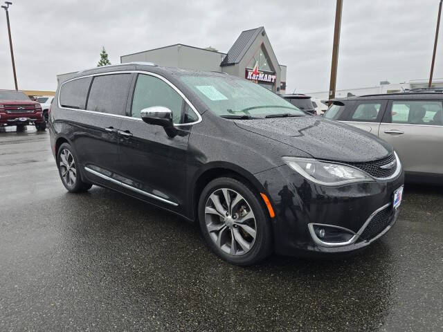 2017 Chrysler Pacifica Limited's photo
