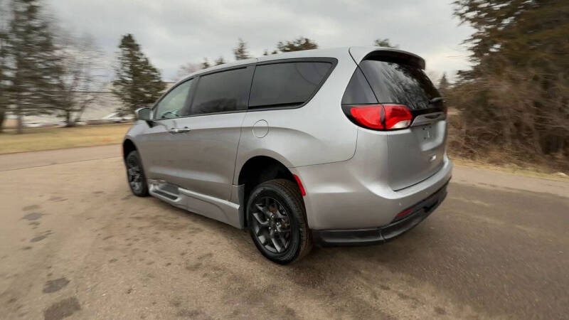 2019 Chrysler Pacifica Touring Plus photo 4