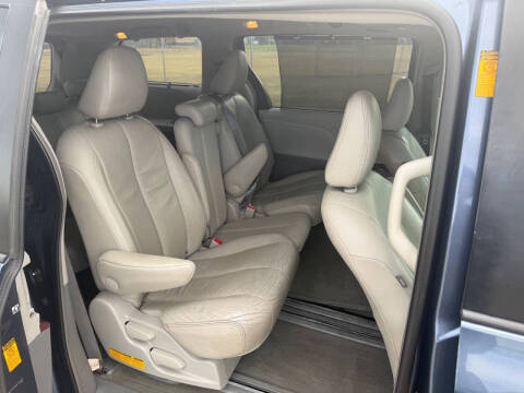 2014 Toyota Sienna XLE 7-Passenger Auto Access Seat