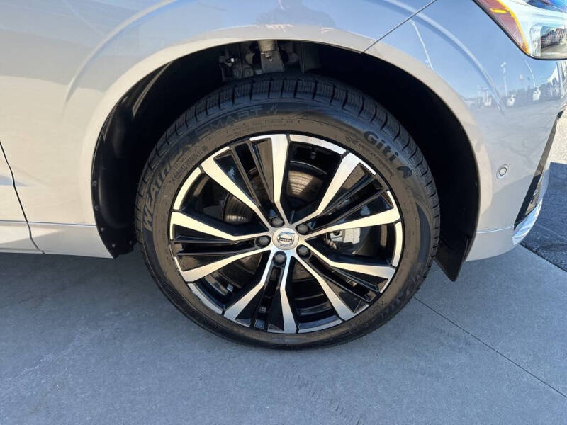 2023 Volvo XC60 B5 Plus Dark Theme