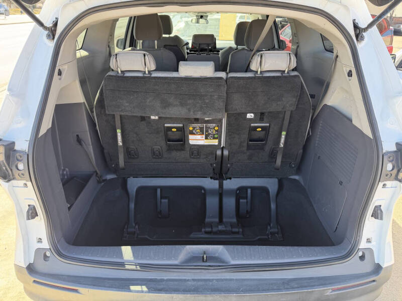 2022 Toyota Sienna LE 8-Passenger