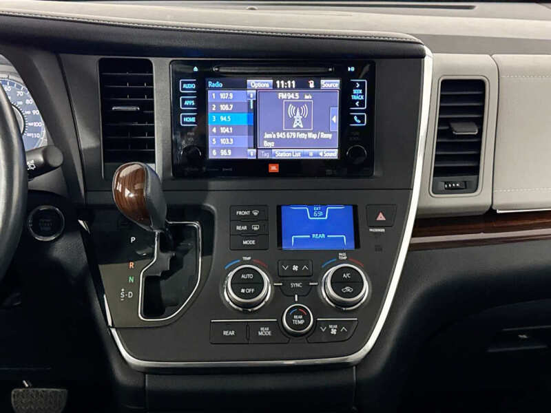 2017 Toyota Sienna Limited Premium 7-Passenger