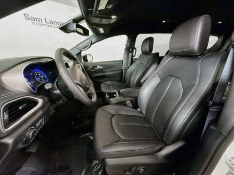 2027 Chrysler Pacifica Select