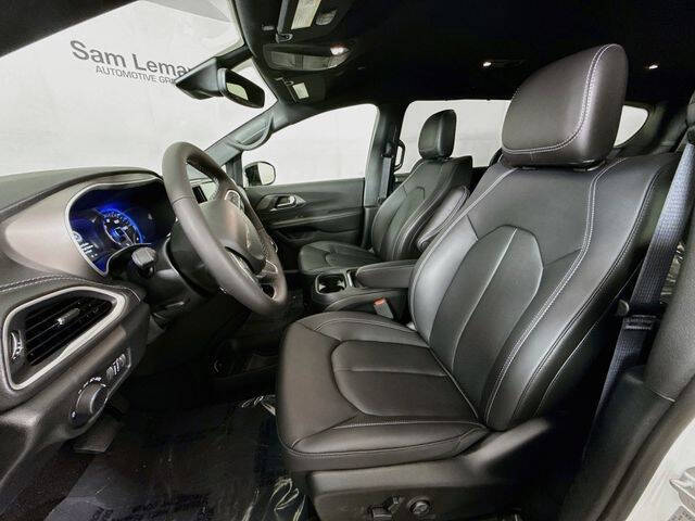 2027 Chrysler Pacifica Select
