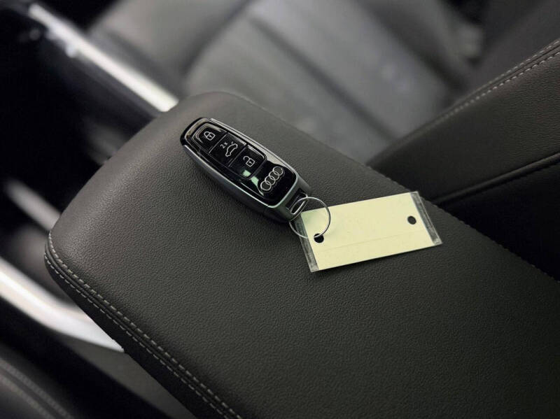 2022 Audi e-tron quattro Premium