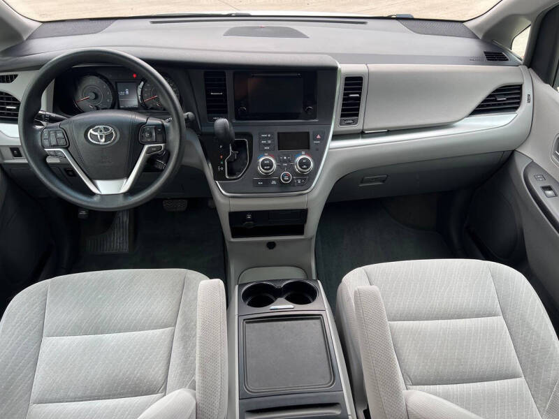2017 Toyota Sienna LE 8-Passenger