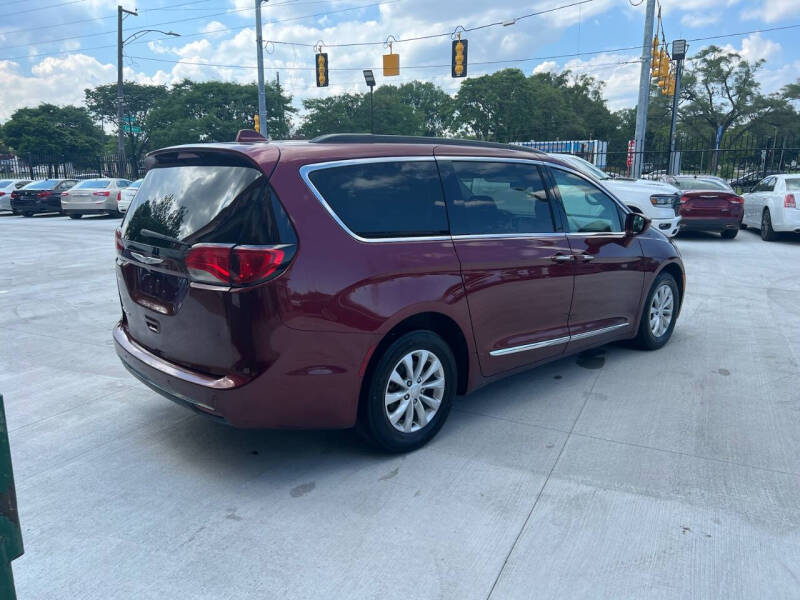 Used 2017 Chrysler Pacifica Touring-L with VIN 2C4RC1BG2HR569402 for sale in Detroit, MI