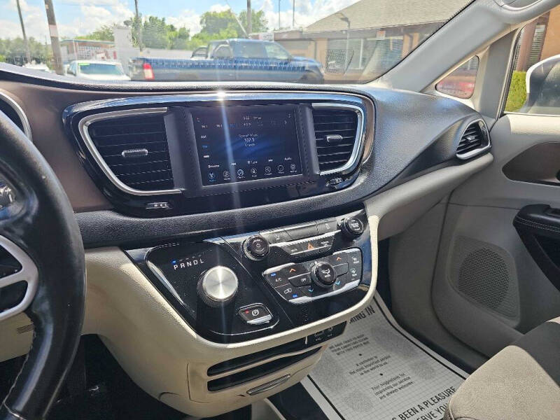 2020 Chrysler Voyager LX