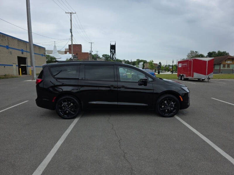 2027 Chrysler Pacifica Limited