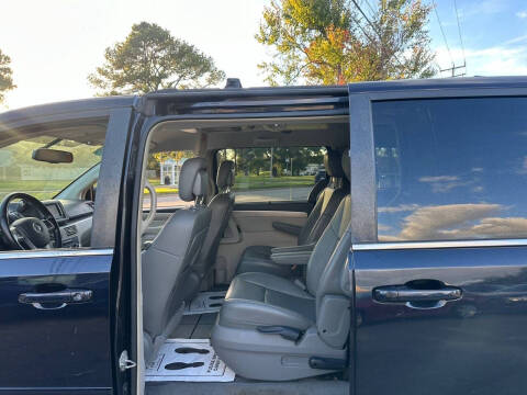 2011 Volkswagen Routan SE