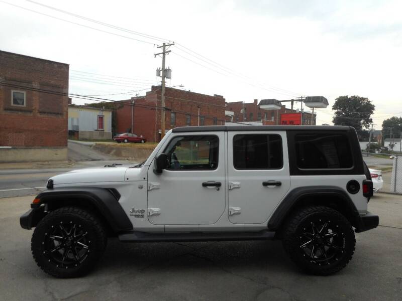 2018 Jeep Wrangler Unlimited for sale at River City Auto Center LLC in Chester IL