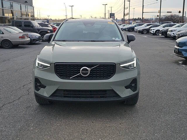 2023 Volvo XC40 B5 Plus Dark Theme