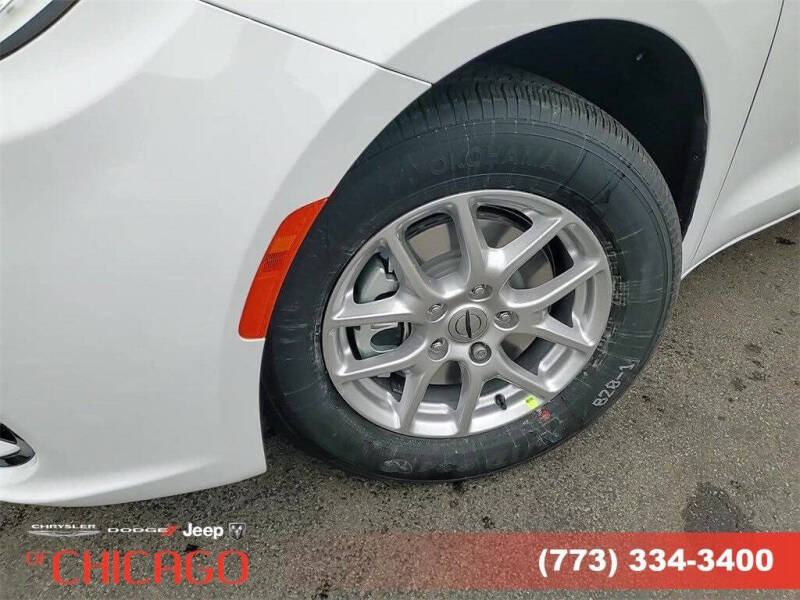 2025 Chrysler Pacifica Select