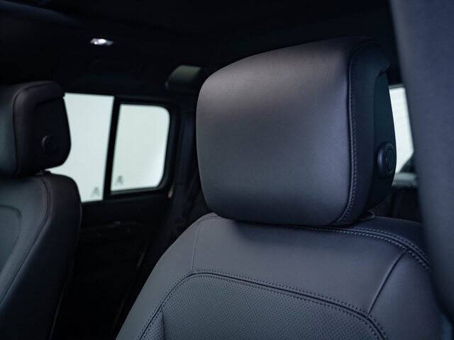 2025 Land Rover Defender 110 P500 X-Dynamic SE