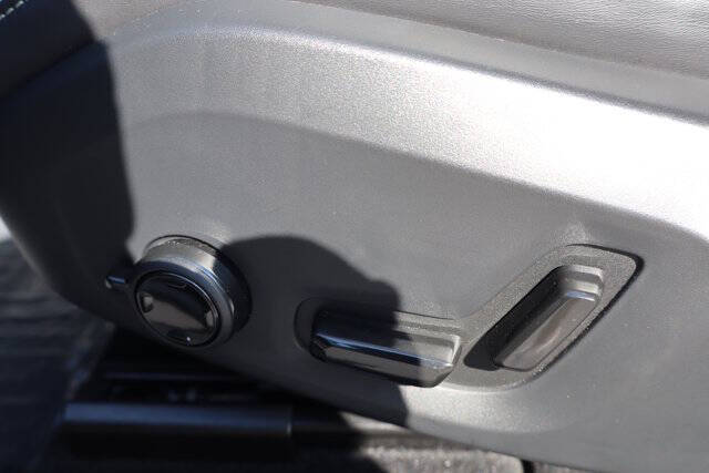 2024 Volvo XC60 Recharge T8 Ultimate Dark Theme