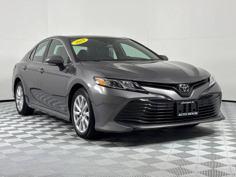 2019 Toyota Camry LE photo 3