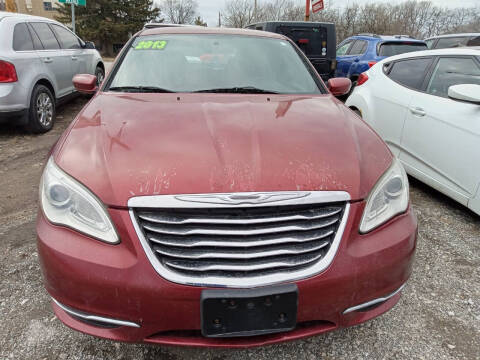 2013 Chrysler 200 for sale at Diaz Used Autos in Danville IL